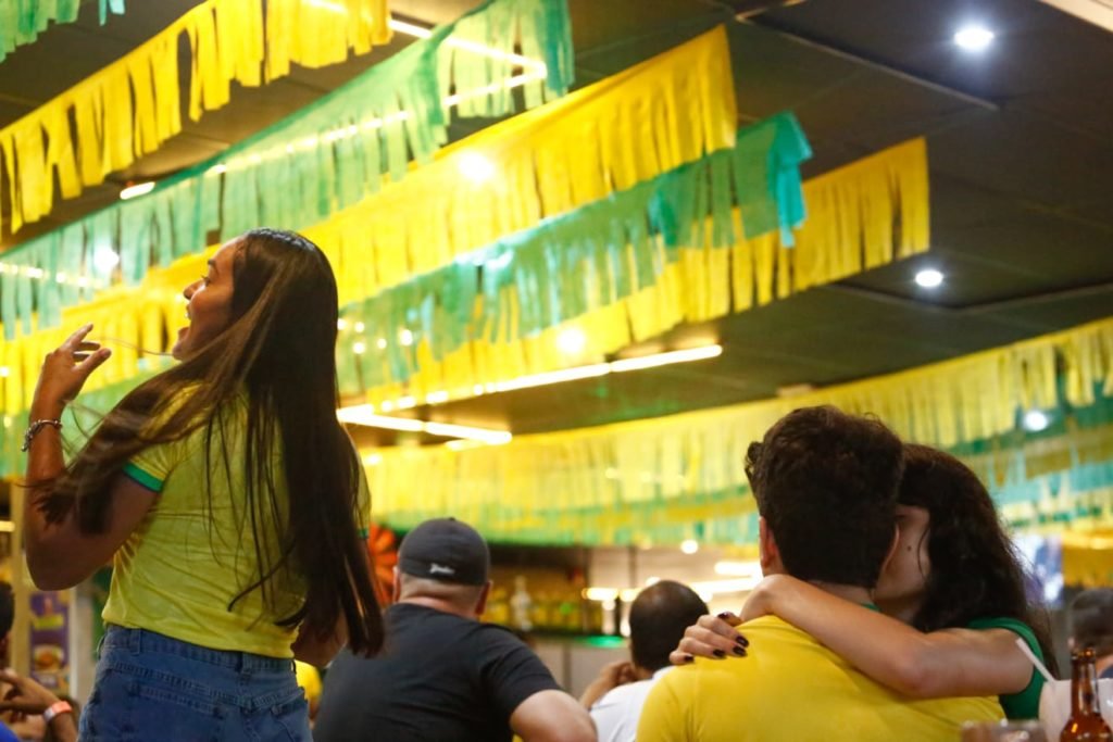 Imagem colorida mostra torcedores em comemoração durante jogo do Brasil na Copa do Mundo do Catar - Metrópoles