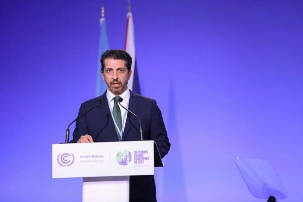 Imagem colorida mostra ministro do meio ambiente Joaquim Leite falando durante a COP26 - Metrópoles