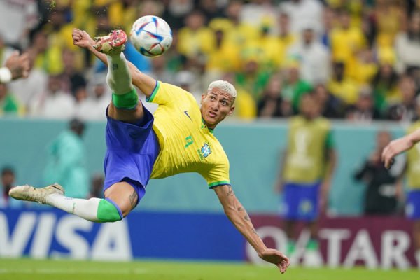 Richarlison do Brasil marca durante a partida do grupo G da Copa do Mundo da FIFA Qatar 2022 entre Brasil e Sérvia no Lusail Stadium em 24 de novembro de 2022 em Doha, Qatar
