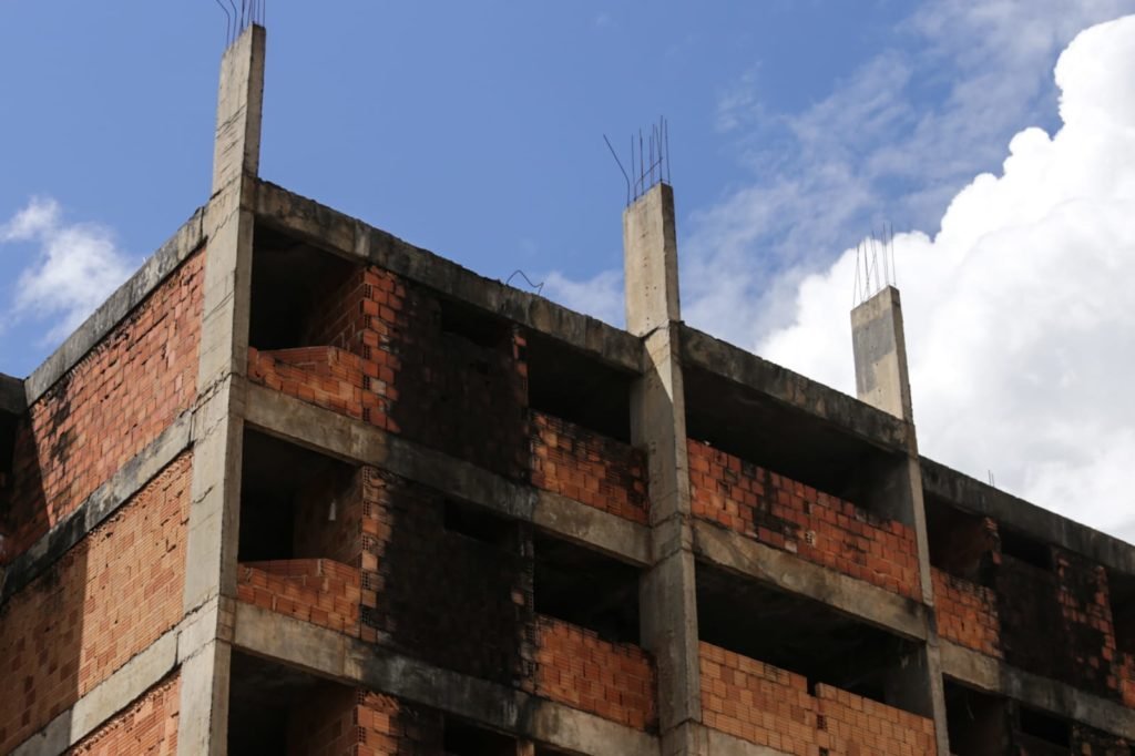 foto colorida. esqueleto de construção abandonada