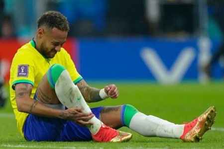 Neymar sente uma lesão durante o jogo entre Brasil e Sérvia - Metrópoles