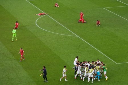 Irã comemora e, no fundo, jogadores do País de Gales sofrem com derrota - Metrópoles