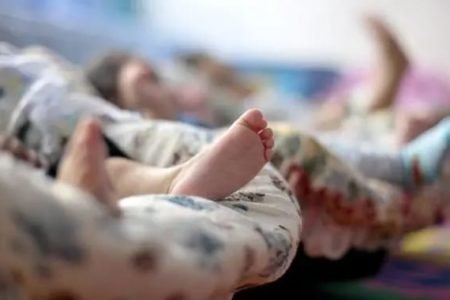 Imagem colorida: pés de bebê deitado - Metrópoles