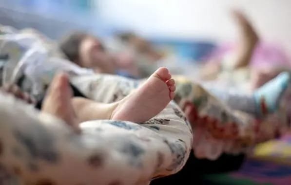 Imagem colorida: pés de bebê deitado - Metrópoles