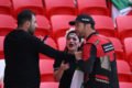 Torcedora é abordada por levar blusa com nome de Mahsa Amini no jogo entre País de Gales e Irã - Metrópoles