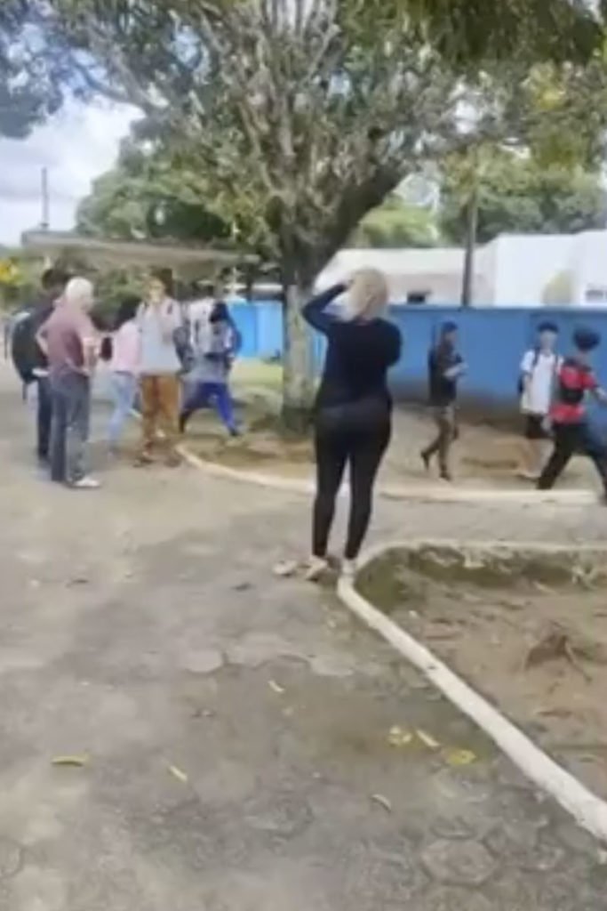 Pais e alunos aguardam notícias ao lado de fora da escola, após jovem invadir e atirar contra alunos - Metrópoles