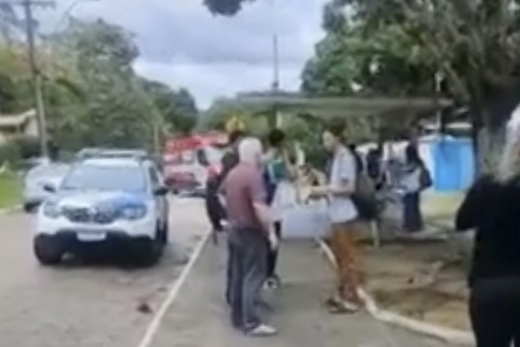 Pais e alunos aguardam notícias ao lado de fora da escola, após jovem invadir e atirar contra alunos - Metrópoles