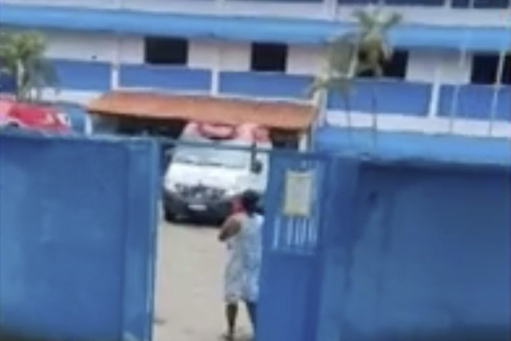 Ambulância e mãe de aluno é vistos na escola após jovem invadir e atirar contra alunos - Metrópoles