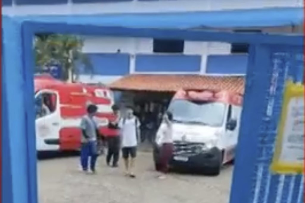 Ambulância e alunos são vistos na escola após jovem invadir e atirar contra alunos - Metrópoles