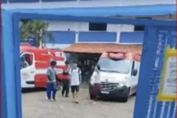 Ambulância e alunos são vistos na escola após jovem invadir e atirar contra alunos - Metrópoles