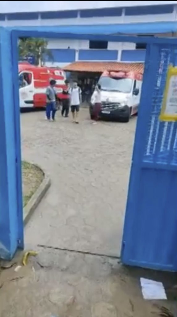 Ambulância e alunos são vistos na escola após jovem invadir e atirar contra alunos - Metrópoles