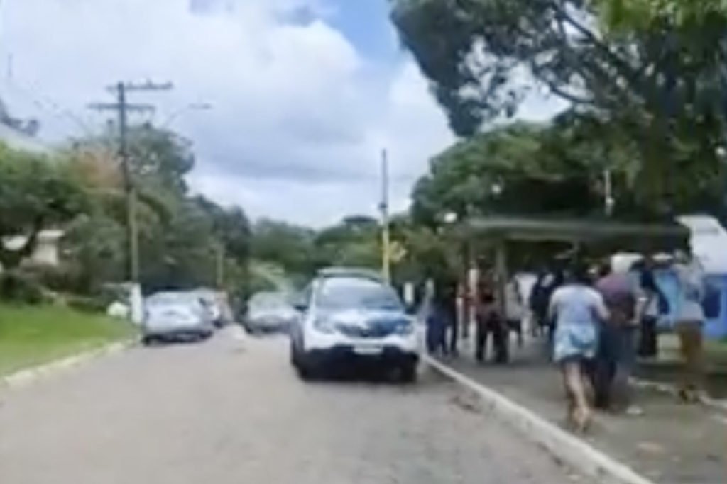 Pais e alunos aguardam notícias ao lado de fora da escola, após jovem invadir e atirar contra alunos - Metrópoles