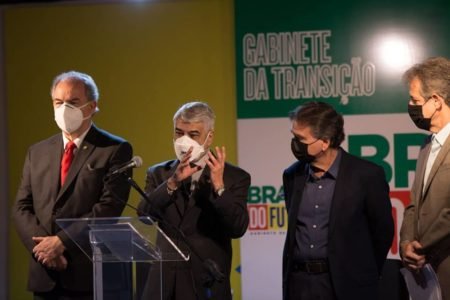 imagem colorida de homens com máscara integrantes do gabinete da saúde do governo Lula - Metrópoles