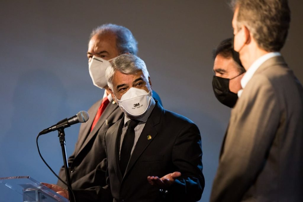 Humberto Costa, usando máscara, durante coletiva Governo de transição eleição 2022 - Metrópoles