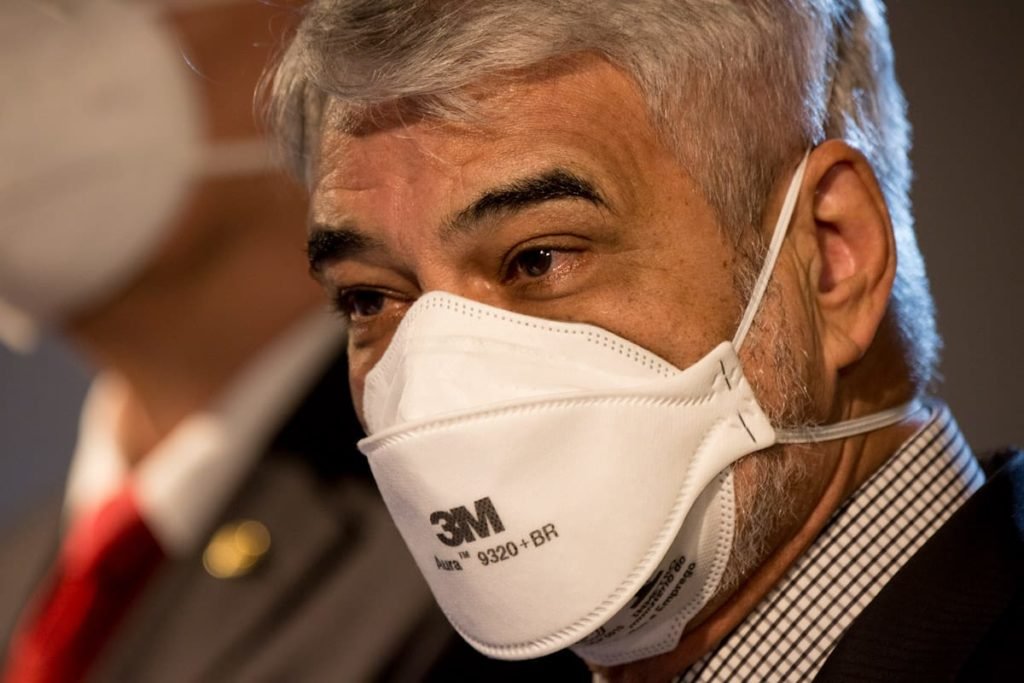 Humberto Costa, usando máscara, durante coletiva Governo de transição eleição 2022 - Metrópoles