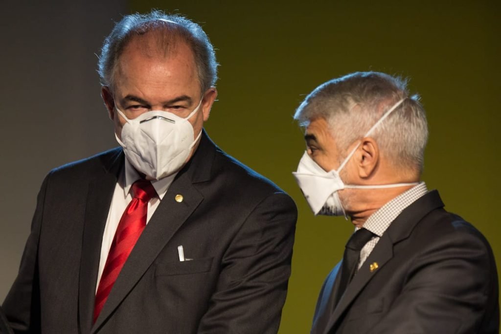 Aloisio Mercadante e Humberto Costa, usando máscaras, durante coletiva Governo de transição eleição 2022 - Metrópoles