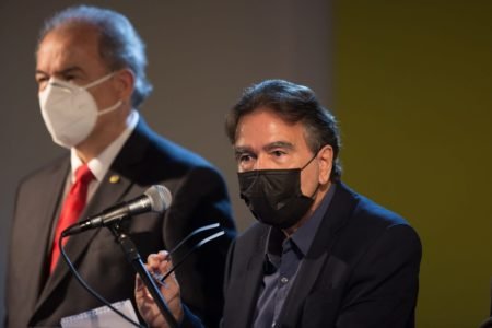 José Gomes Temporão, usando máscara, durante coletiva Governo de transição eleição 2022 - Metrópoles