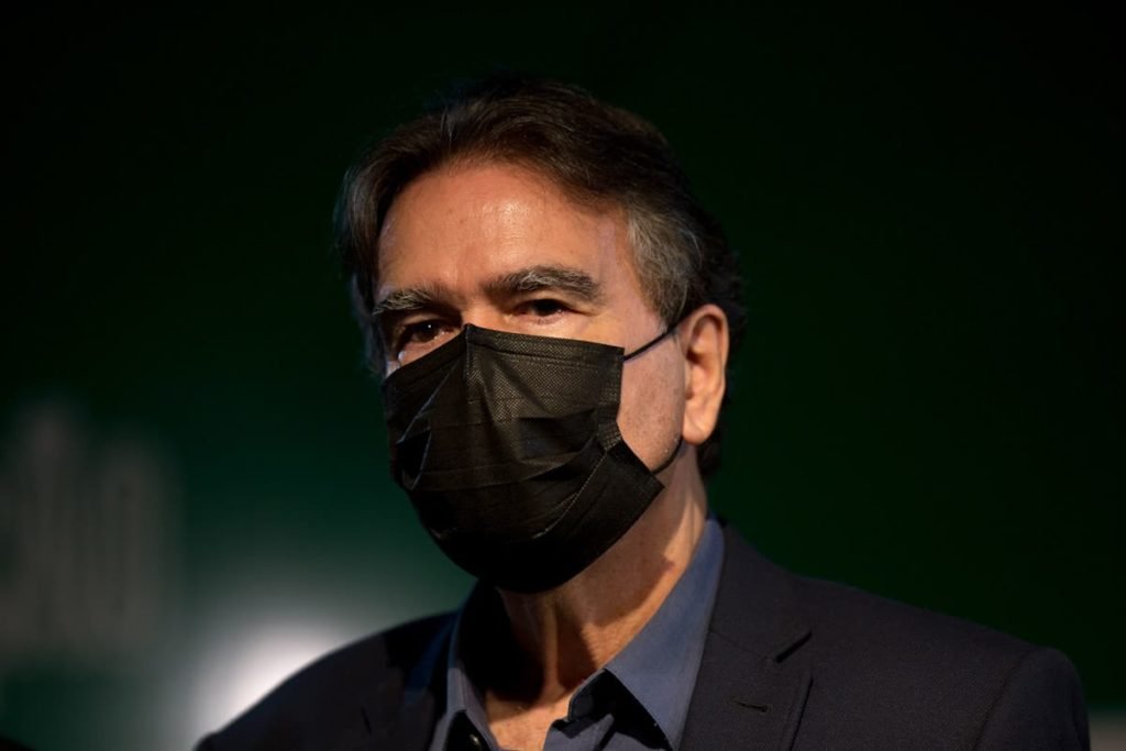 José Gomes Temporão, usando máscara, durante coletiva Governo de transição eleição 2022 - Metrópoles