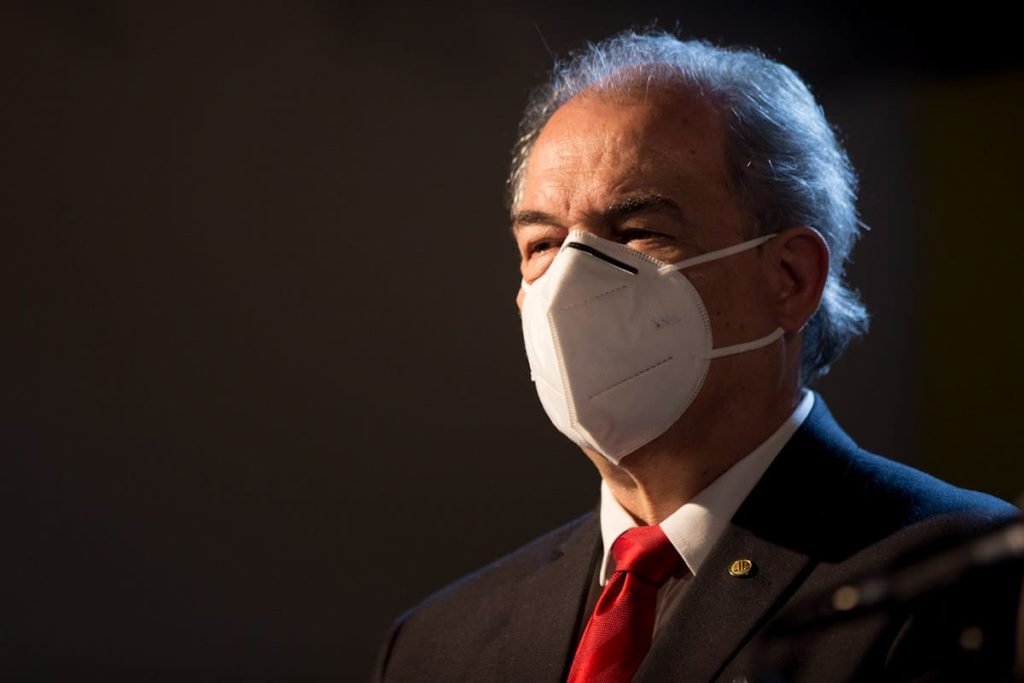 Aloisio Mercadante, usando máscara, durante coletiva Governo de transição eleição 2022 - Metrópoles