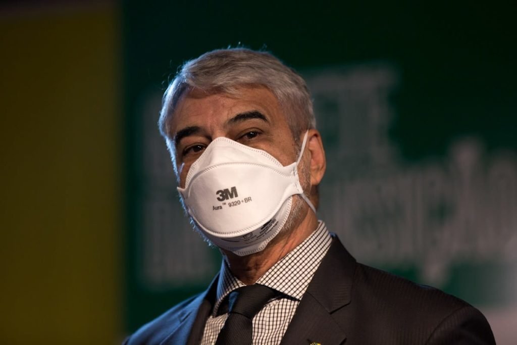 Humberto Costa, usando máscara, durante coletiva Governo de transição eleição 2022 - Metrópoles