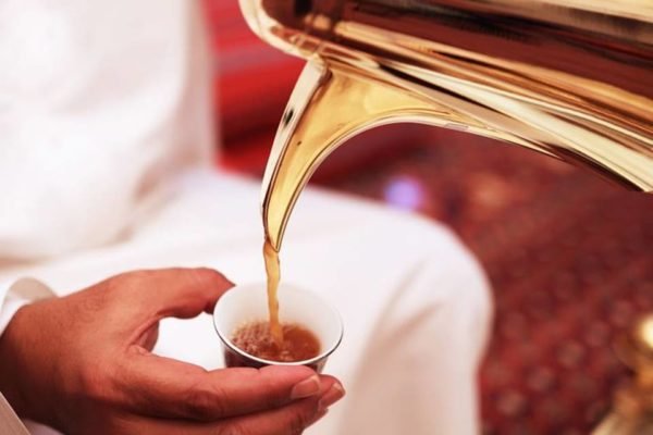 Na foto, café é derramado dentro de um copo - Metrópoles