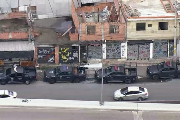 Imagem colorida mostra viaturas em operações policiais no Rio de Janeiro - Metrópoles