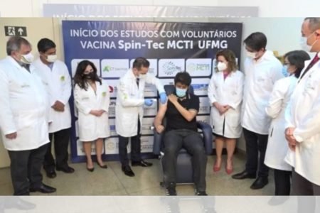 Foto colorida: homem recebe 1ª dose de vacina 100% brasileira contra a Covid-19 desenvolvida na UFMG - Metrópoles