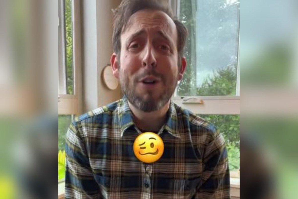 Foto colorida de homem olhando para frente com um emoji-Metrópoles
