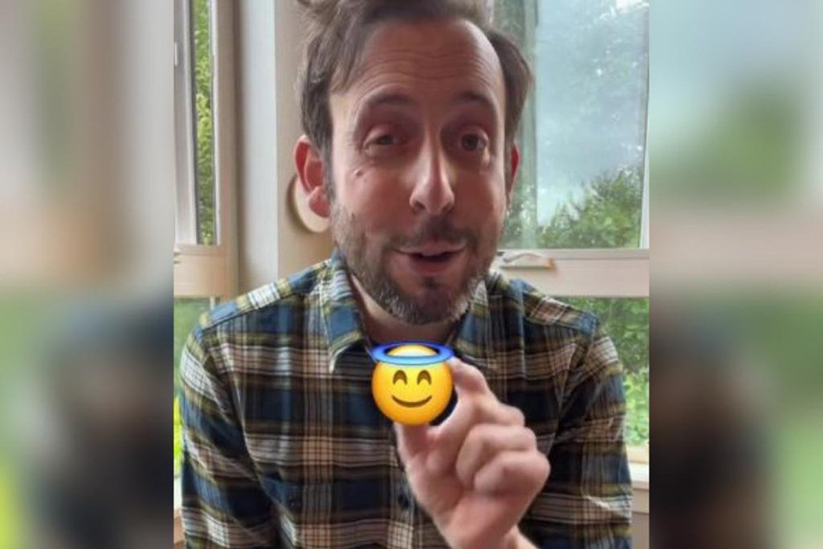 oto colorida de homem olhando para frente com um emoji-Metrópoles