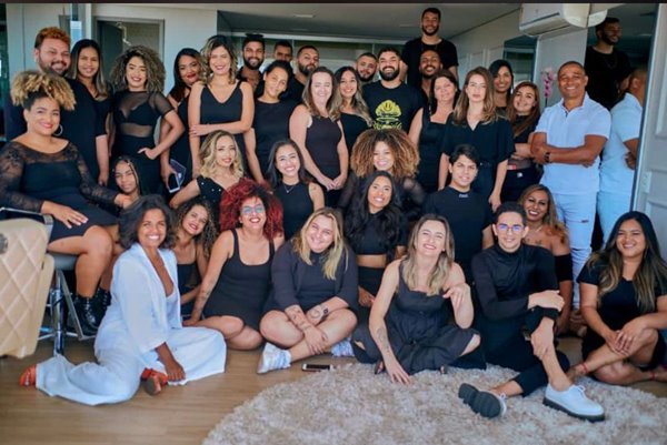 Foto colorida de várias mulheres