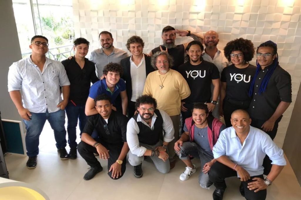 Foto colorida de vários homens
