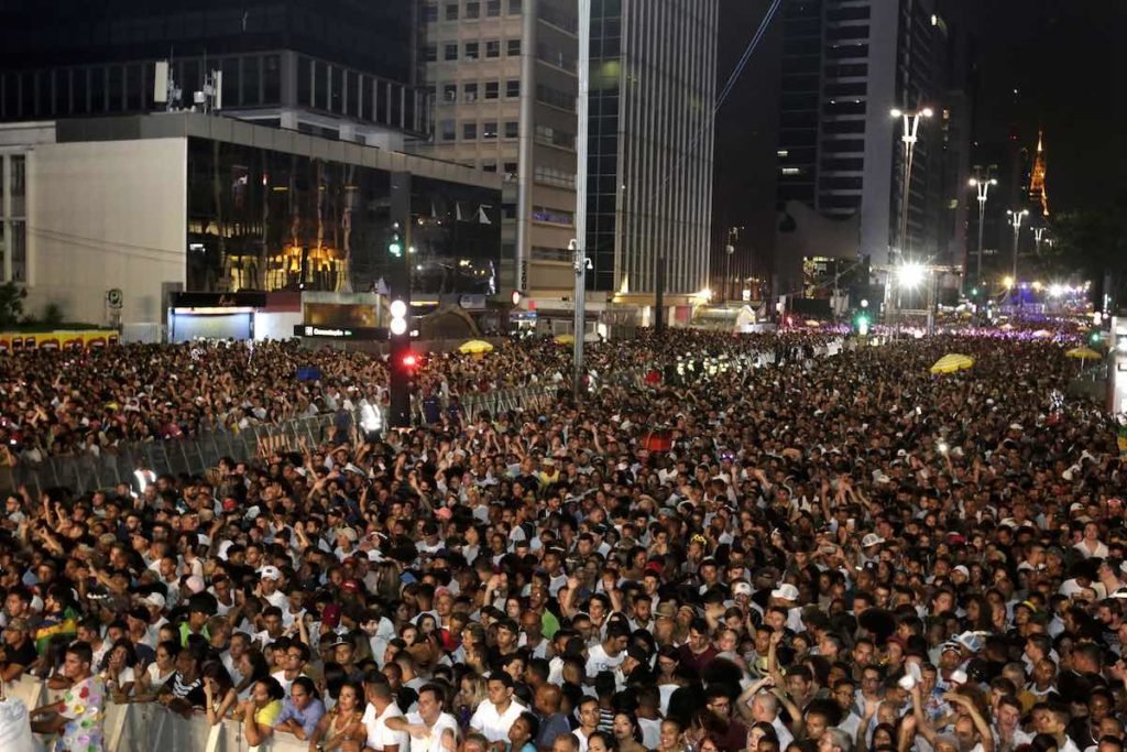 A programação cultural é gratuita e atrai uma multidão para a avenida Paulista