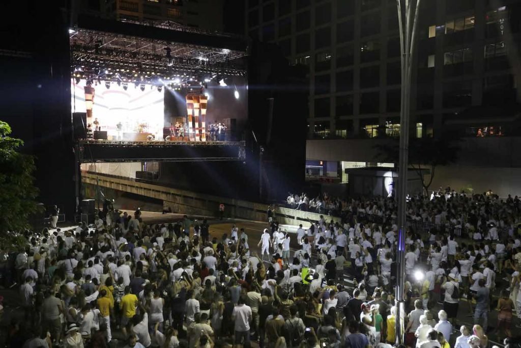 Palco dos shows localizado na avenida Paulista, entre as ruas Haddock Lobo e Bela Cintra, próximo à Rua da Consolação