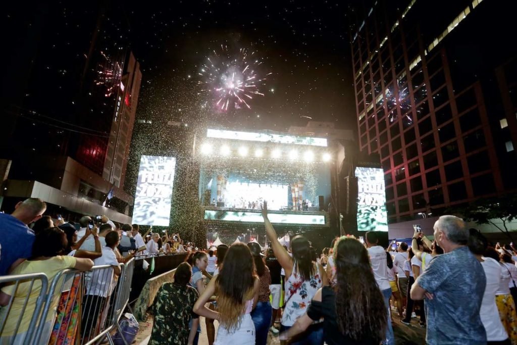 Festa da virada de ano na Avenida Paulista, com apresentações musicais, espetáculo de luzes e fogos de artificio