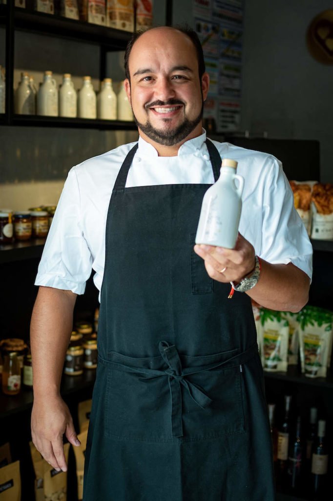 Na foto, o chef Marcelo Petrarca segura um vinho de azeite - Metrópoles