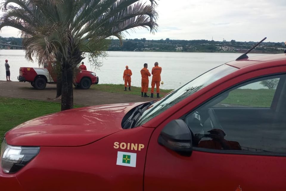 imagem colorida de carro do Corpo de Bombeiros às margens do Lago Paranoá - Metrópoles