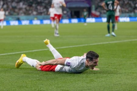 Centroavante Robert Lewandowski comemora gol pela Polônia na Copa do Mundo - Metrópoles