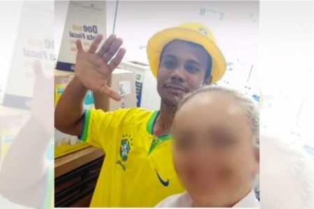imagem colorida: homem com camisa da seleção brasileira mostra mão com seis dedos - Metrópoles