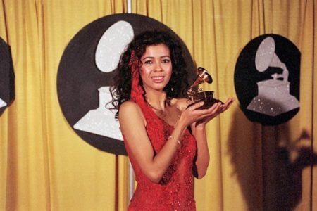 Imagem colorida: Irene Cara segurando o troféu do Grammy Award - Metrópoles