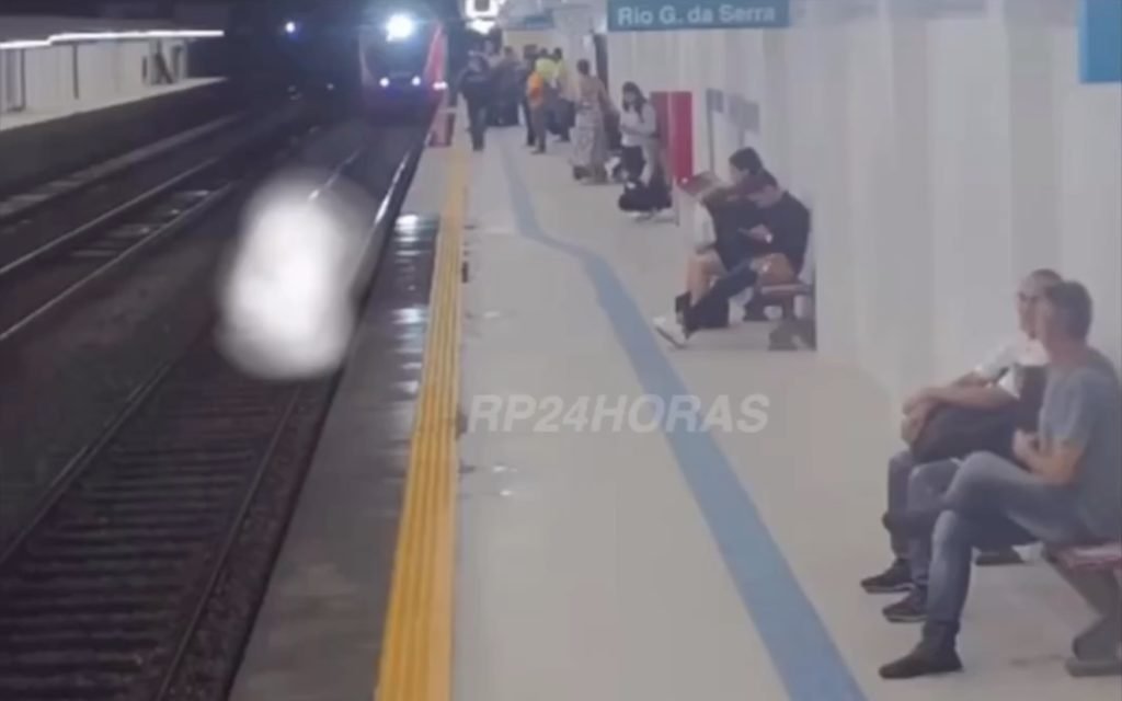 Mulher de 39 anos empurrou o homem para linha no momento que o trem passava pela estação da CPTM em Santo André