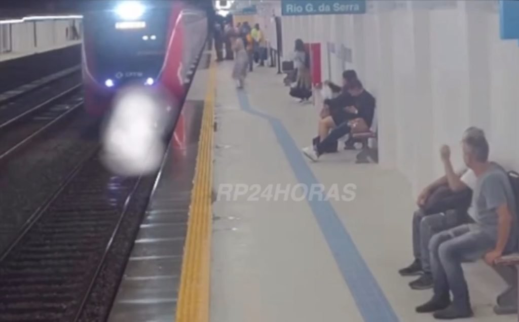 As imagens também registraram a mulher demonstrando espanto e os passageiros na estação assustados com o ocorrido