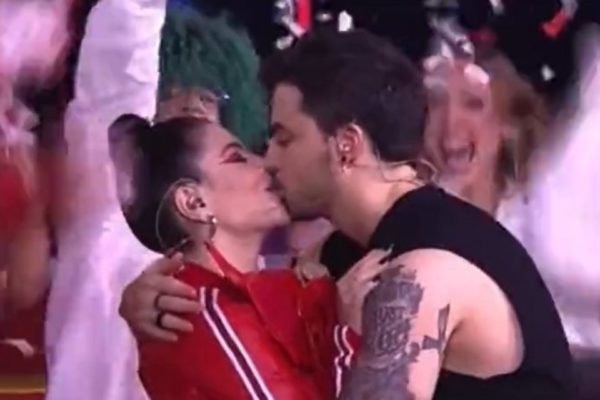 Felipe Neto e Gkay se beijam após troca de flertes nas redes sociais