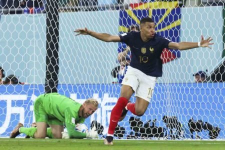 Kylian Mbappé jogador da França comemoram o gol contra a Dinamarca nas oitavas da Copa do Mundo da FIFA Qatar 2022 - Metrópoles