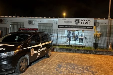 Imagem colorida: viatura da polícia estacionada em frente à delegacia - Metrópoles