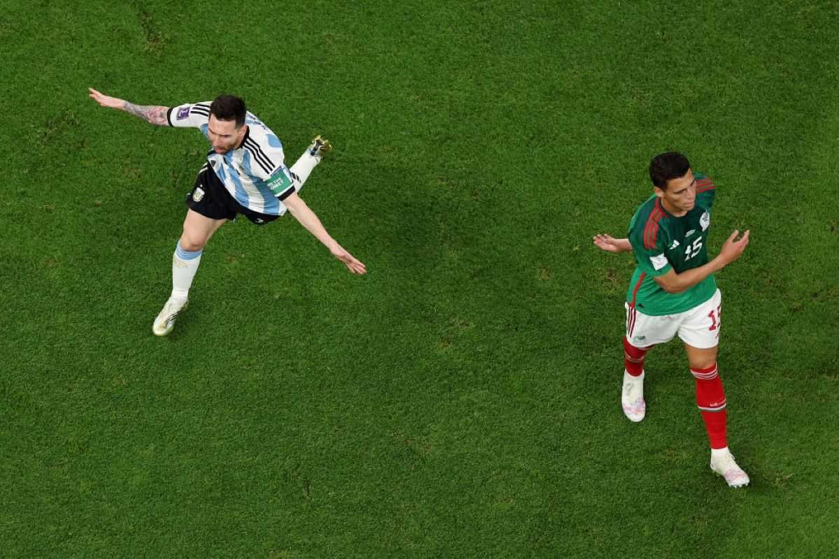 Com gol de Messi e golaço de promessa, Argentina vence México e