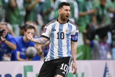 Lionel Messi, da Argentina, comemora o primeiro gol de sua equipe durante a partida do Grupo C - Copa do Mundo da FIFA Qatar 2022 - Metrópoles