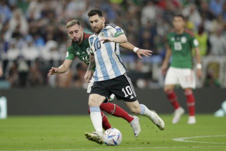 Hector Herrera do México, Lionel Messi da Argentina durante a partida da Copa do Mundo entre Argentina x México - Metrópoles
