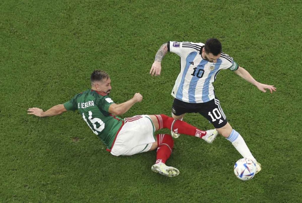 Lionel Messi, da Argentina, disputa a bola contra Hector Herrera, do México, durante a partida do Grupo C da Copa do Mundo da FIFA Qatar 2022 - Metrópoles