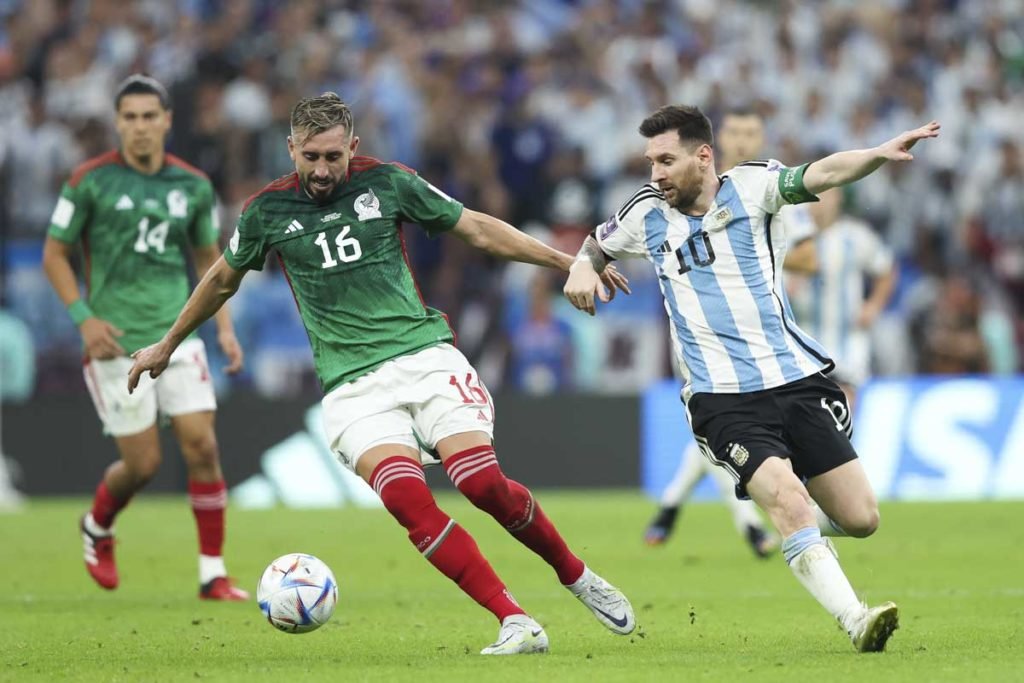 Lionel Messi, da Argentina, luta pela posse de bola com Hector Herrera, do México, durante a partida do Grupo C da Copa do Mundo da FIFA Qatar 2022 - Metrópoles