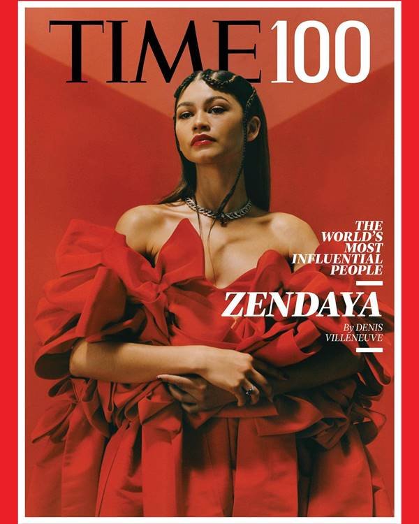 Zendaya usando um vestido vermelho longo com babados na capa da revista Time - Metrópoles 